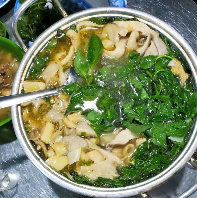 Hopot of Chiken with é leaves