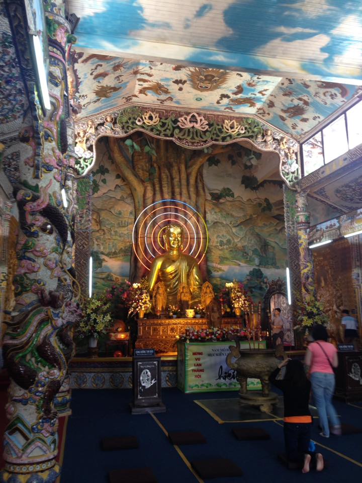 Inside the main hall area is a Buddha statue of Shakyamuni