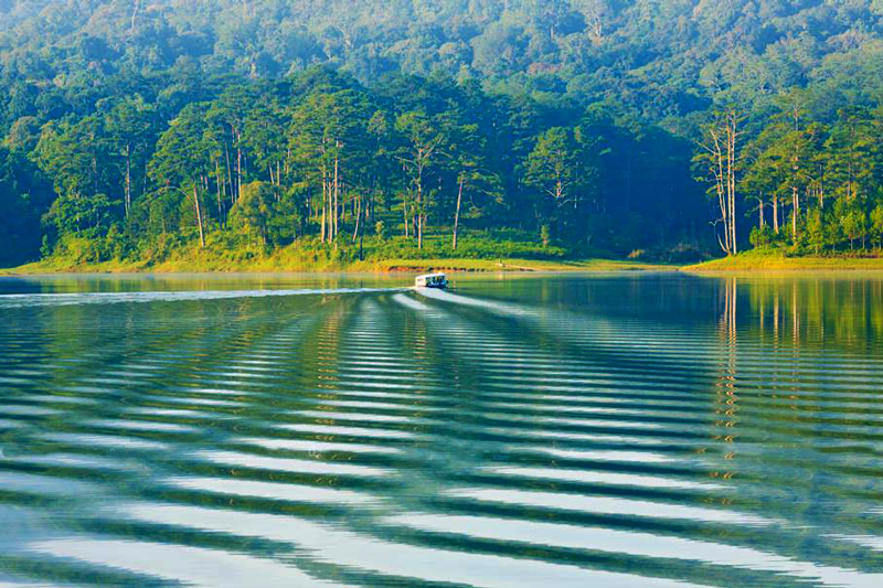 The beauty of Tuyen Lam lake Dalat