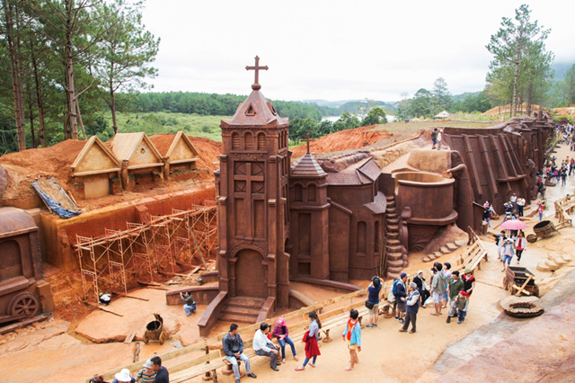 The design of the sculpture tunnel is to recreate the scenery of Dalat city